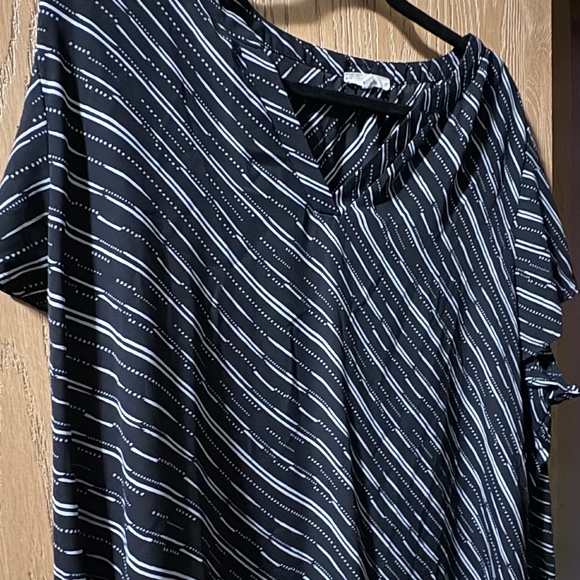 Maurice’s Black and White Abstract Stripes Size 2 - Picture 1 of 2